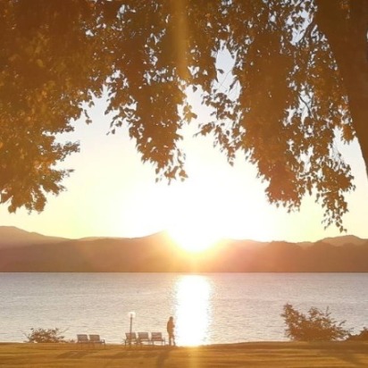 湖に光輝く朝日と澄んだ空気を身体いっぱいに浴びて